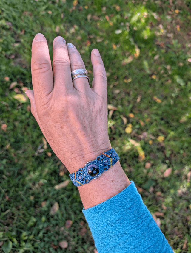 Bracelet bleu avec charoïte